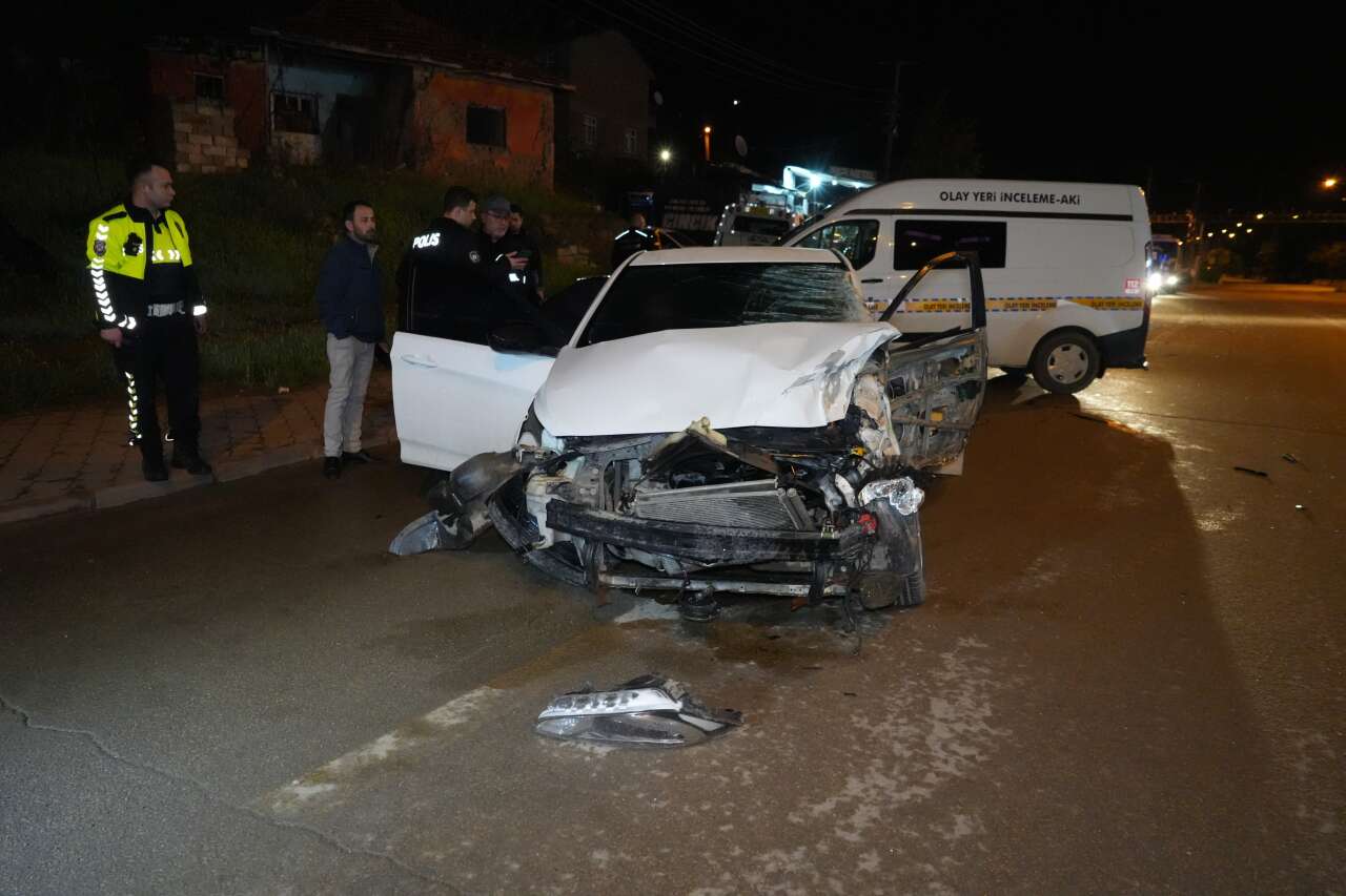 Otomobil çekiciye çarptı! Araçtan fırlayan kadın sürücü öldü 2